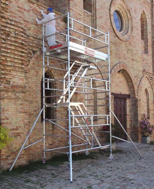 Top System L135 con escalera interna y patas estabilizadoras