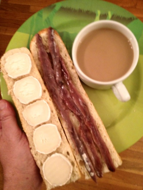 No es importante, pero mi bocata ha sido testigo. Y el tweet mañanero:"Ahora sí que estoy preparado para la #ÑAM2013... perdón quise decir #NAB2013 #NAB ¿gustáis? (4:22)