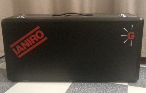 El Clásico, con la maleta de perfil de aluminio y chapa de madera