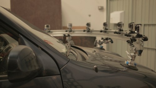 El NenRig en el capó de un coche