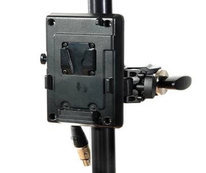 Detalle del adaptador V-Lock con pinza a trípode y conector XLR4