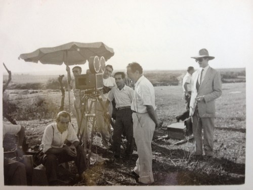 Mi padre con traje y sombrero... ¿el maletín le delata como Director de Producción?