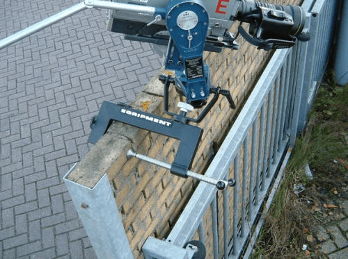 La pinza de 100mm con tres anclajes para la copa