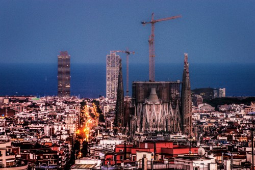 Más que las torres o la Sagrada Familia a mí me llaman la atención la casa roja y la calle amarilla
