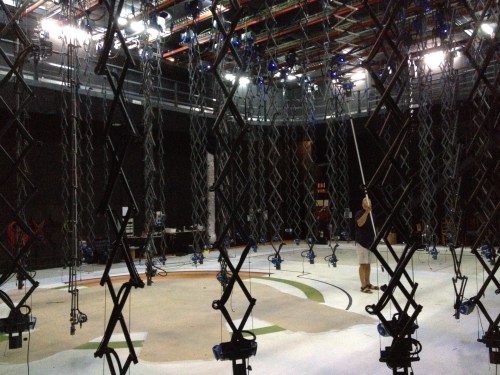 Evarist verificando los pantógrafos manuales Teyco que instalamos en Aragón TV