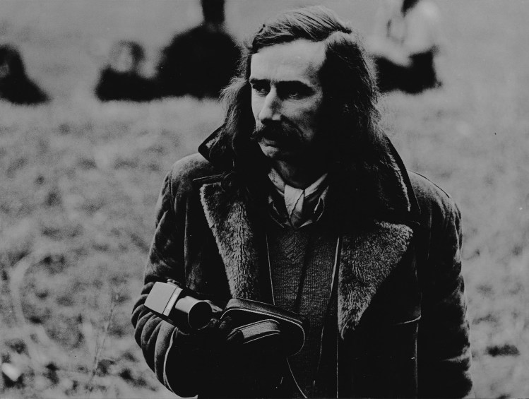 1974, Tomàs Pladevall con su Spotmeter durante el rodaje de Robin Hood Nunca Muere